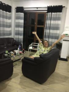 een vrouw in een stoel met haar armen in de lucht bij Le Palme Ahangama in Ahangama