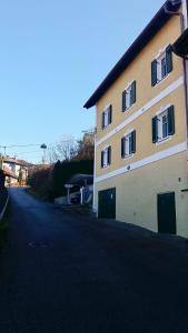 un edificio con ventanas en el lateral de una calle en Haus Gnigl, en Salzburgo