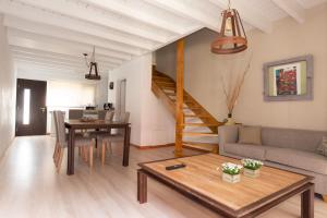 ein Wohnzimmer mit einem Sofa und einem Tisch in der Unterkunft San Martin Garden in San Martín de los Andes