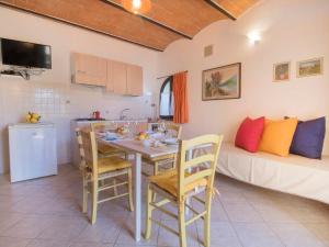een keuken en eetkamer met een tafel en stoelen bij Apartment Il Secondo-1 by Interhome in Bibbona