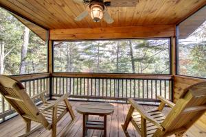 Balkón nebo terasa v ubytování Cherokee Dream Mountain Lodge