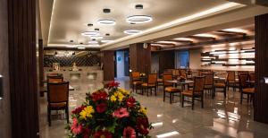 Restoran või mõni muu söögikoht majutusasutuses Siara Styles Amba Suites, Gandhinagar