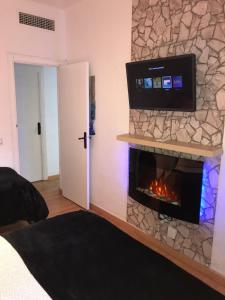 En tv och/eller ett underhållningssystem på Luminosa habitación con aire acondicionado