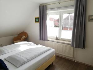 Postel nebo postele na pokoji v ubytování Hotel Garni Friesenhuus