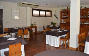 Un restaurante o sitio para comer en Hotel El Jisu