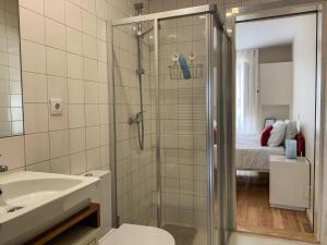 アルベルガリア・ア・ヴェーリャにあるUp Estalagem dos Padresのバスルーム(シャワー、トイレ、シンク付)