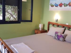 1 dormitorio con 1 cama blanca grande y espejo en Sea Flower Villa Bali Crete en Vlikhádha