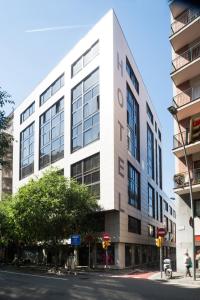 ein weißes Gebäude in einer Stadtstraße in der Unterkunft Catalonia Barcelona 505 in Barcelona