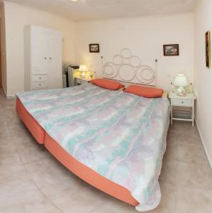1 dormitorio con 1 cama grande en una habitación en Bungalow cerca de la playa de La Mata, en Torrevieja