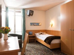 Ένα ή περισσότερα κρεβάτια σε δωμάτιο στο Hotel Oberland