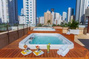 uma banheira de hidromassagem no telhado de um edifício em GIO hotel Tama Cartagena em Cartagena das Índias