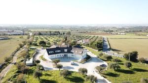 uma vista aérea de uma grande casa num campo em Hotel Grel em Chiaramonte Gulfi