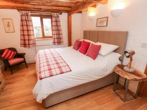 Giường trong phòng chung tại Cowslip Cottage