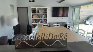 a dining room table with a sign that reads excellencedone at Le Soleil Do' Ré in Sainte-Marie-de-Ré