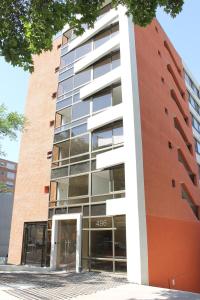 una vista exterior de un edificio en Apart Hotel Providencia, en Santiago