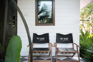 dos sillas sentadas en el porche de una casa en Samed Tropical Resort, en Ko Samed