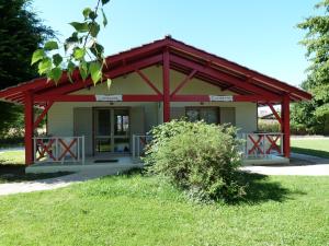 Gites de la Garenne في نيراك: منزل صغير بسقف احمر