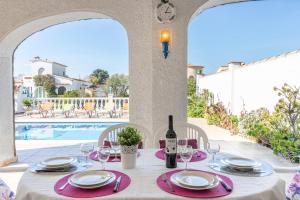 Bazén v ubytovaní Apart-rent Villa Creus 0038 alebo v jeho blízkosti