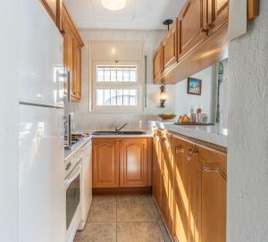 Kuchyňa alebo kuchynka v ubytovaní Apart-rent Villa Creus 0038