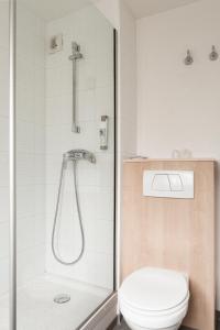 La salle de bains est pourvue d'une douche et de toilettes. dans l'établissement ibis Lille Centre Grand Place, à Lille