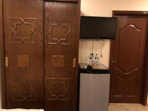 Кухня або міні-кухня у Full Pyramids View Apartment with Balcony For 8 P
