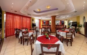 Marine Congo Hotel tesisinde bir restoran veya yemek mekanı