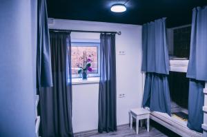 um quarto com 2 beliches e uma janela em Smart Hostel em Odessa
