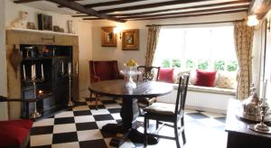 Una sala de estar con una mesa y una ventana. en Porch House, en Northallerton