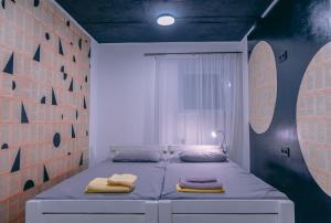 En eller flere senge i et værelse på Smart Hostel