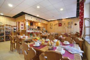 comedor con mesas y sillas de madera en LA PRADELLA BOLQUERE Pyrénéés 2000, en Bolquere Pyrenees 2000