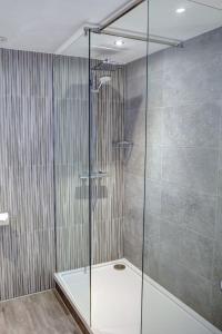 W łazience znajduje się prysznic ze szklanymi drzwiami. w obiekcie Best Western Nottingham Derby w mieście Long Eaton