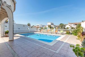 Bazén v ubytovaní Apart-rent Villa Creus 0038 alebo v jeho blízkosti