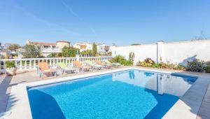 Bazén v ubytovaní Apart-rent Villa Creus 0038 alebo v jeho blízkosti