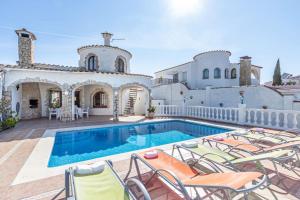 Bazén v ubytovaní Apart-rent Villa Creus 0038 alebo v jeho blízkosti