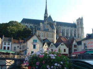 a large building with a cathedral and a bunch of flowers at La Falaise in Saint-Valéry-sur-Somme