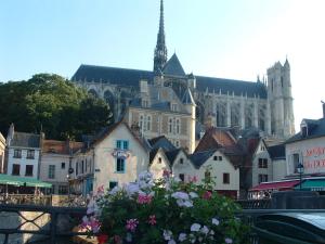 un grande edificio con una cattedrale e un mazzo di fiori di La Falaise a Saint-Valéry-sur-Somme
