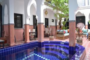 une cour avec une piscine dans une maison dans l'établissement Riad le Voile d'Orient, à Marrakech
