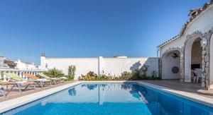 Bazén v ubytovaní Apart-rent Villa Creus 0038 alebo v jeho blízkosti
