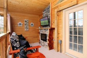 uma sala de estar com lareira num chalé de madeira em Mountain Magic em Gatlinburg
