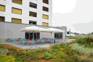 Vonkajšia záhrada v ubytovaní HOTEL illuster - Urban & Local