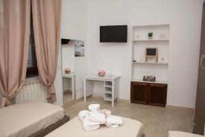 a small room with two beds and a tv at Cor Mij in Gragnano