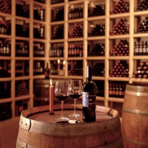 uma garrafa de vinho e dois copos num barril em Prosecco Collalto Lodge em Susegana