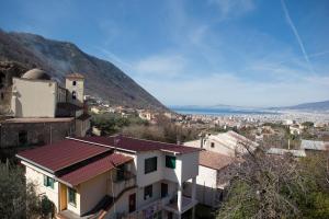 a view of a city from a hill at Cor Mij in Gragnano