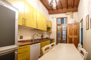 Kuchyňa alebo kuchynka v ubytovaní Roomy and elegant apartment by Piazza Pitti
