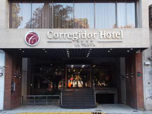 una tienda frente a un hotel con un cartel en Hotel Corregidor en La Plata