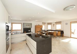 A kitchen or kitchenette at Gutshof Harlandleiten