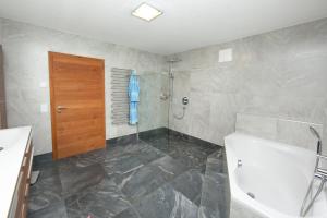 A bathroom at Gutshof Harlandleiten