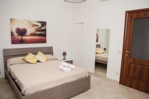 um quarto com uma cama com um quadro na parede em Cor Mij em Gragnano