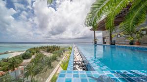 una piscina a sfioro con vista sull'oceano sullo sfondo di Arena Beach Hotel a Maafushi