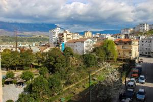 vistas a una ciudad con edificios y árboles en Hotel Bleta, en Gjirokastra